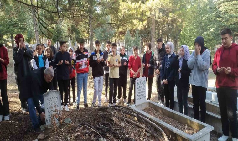 Hisarcıkta vefat eden öğretmenlerin mezarları ziyaret edildi