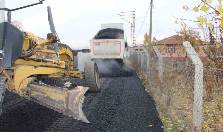 Iğdırda köy yollarında asfalt çalışmaları sürüyor