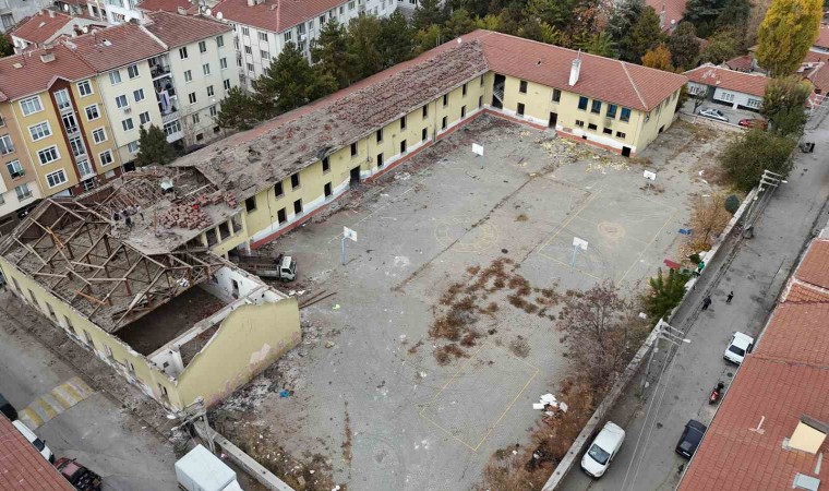 İHAnın haberinden sonra uyuşturucu yuvasına dönen okulun yıkımına başlandı