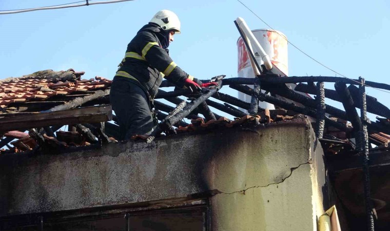 İki katlı müstakil evde yangın: 7si çocuk 9 kişi dumandan etkilendi