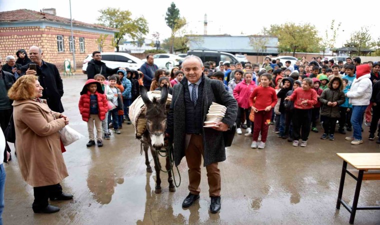 İmza gününe eşekle geldi