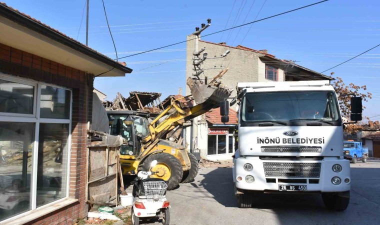 İnönüde tehlike saçan metruk bina yıkıldı