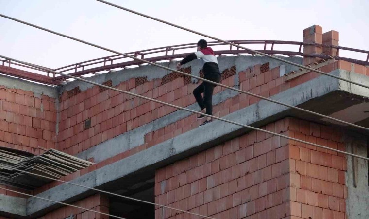 İnşaatın çatısına çıkan kadın, ekiplere ve ailesine ecel terleri döktürdü