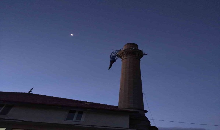 Ispartada şiddetli rüzgâr cami minaresinin külahını yerinden kopardı