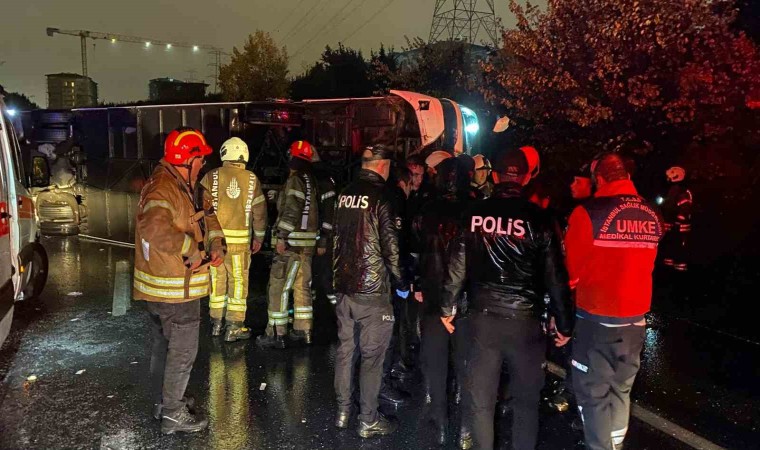 İstanbul Bayrampaşada yolcu otobüsü devrildi. Çok sayıda yaralı var