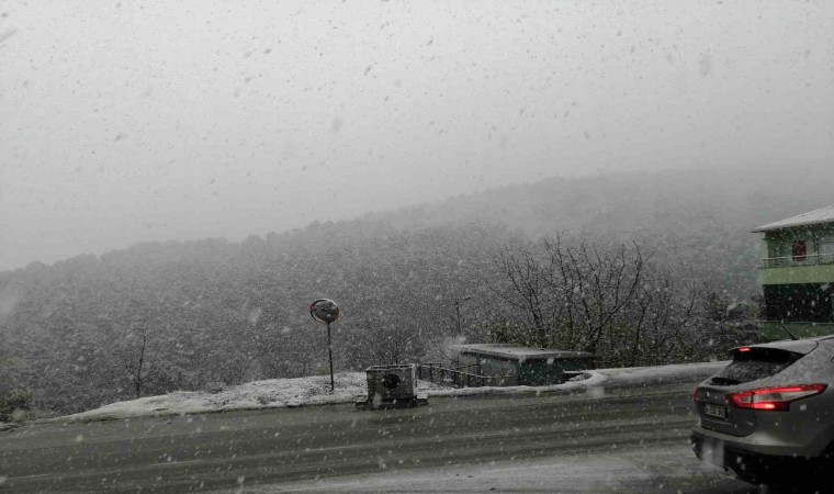 İstanbulda Aydos Ormanı ve çevresinde kar yağışı etkili oluyor