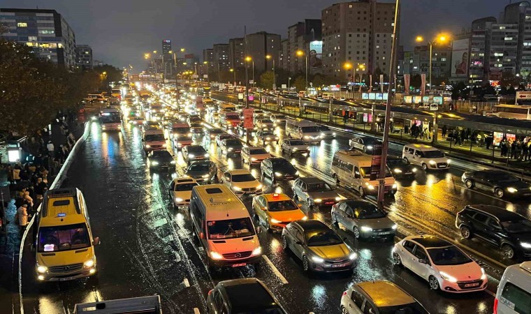 İstanbulda haftanın son gününde trafik yüzde 90a ulaştı