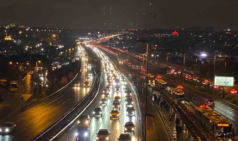 İstanbulda yağışla birlikte trafik yoğunluğu yüzde 90a yaklaştı