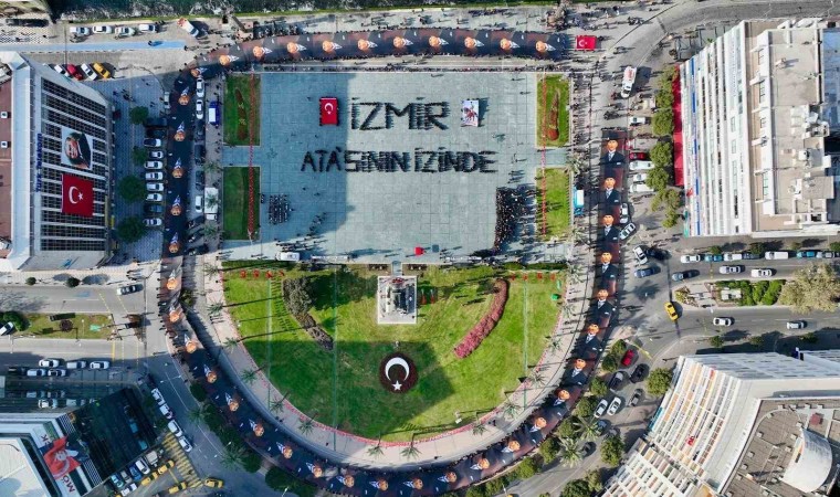 İzmirde 350 metrelik posterle “Ataya Saygı Yürüyüşü” düzenledi