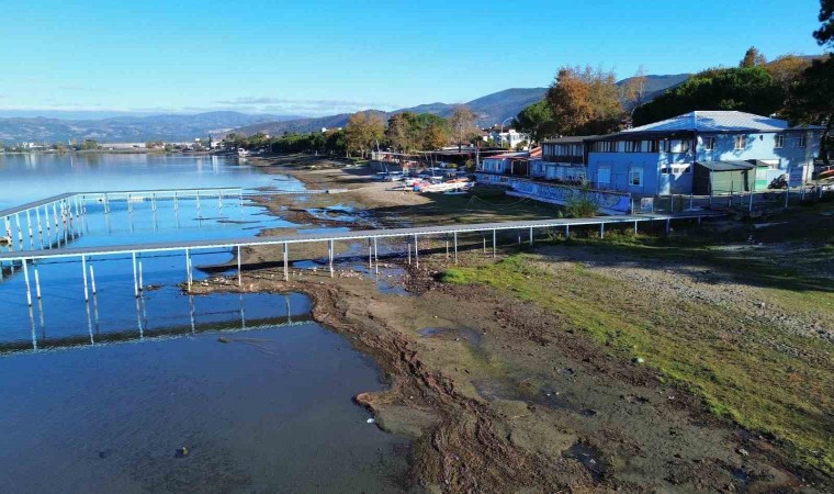 İznik Gölünün en büyük iskelesi de karaya oturdu