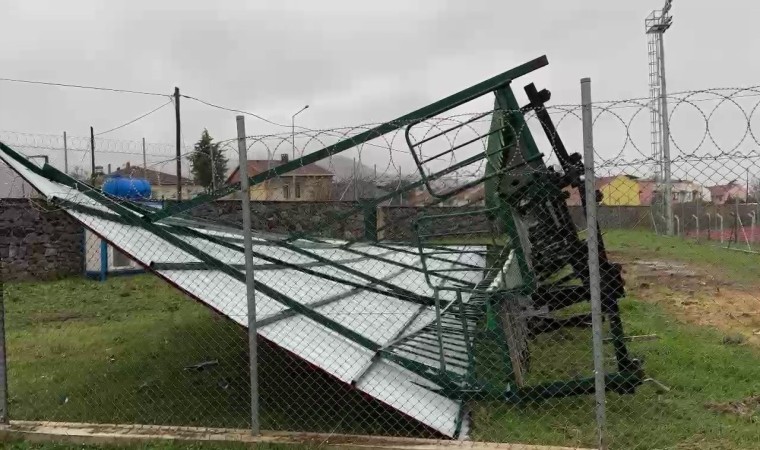 İznik İlçe Stadyumunda şiddetli rüzgar tribünü yıktı