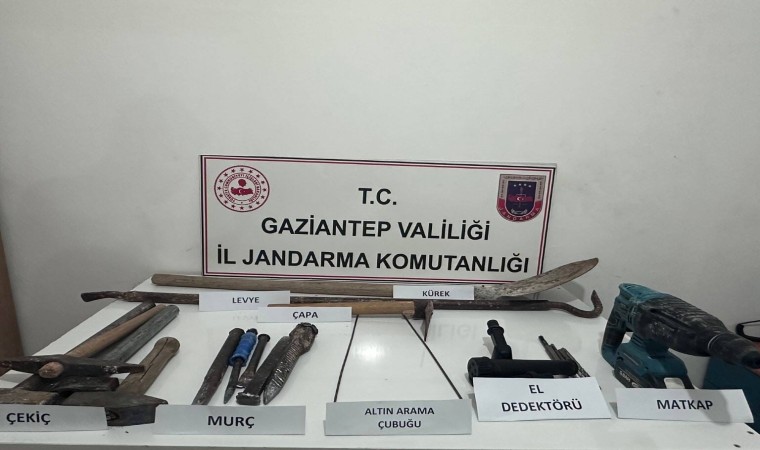 Jandarmadan kaçak kazı yapanlara suçüstü: 3 gözaltı