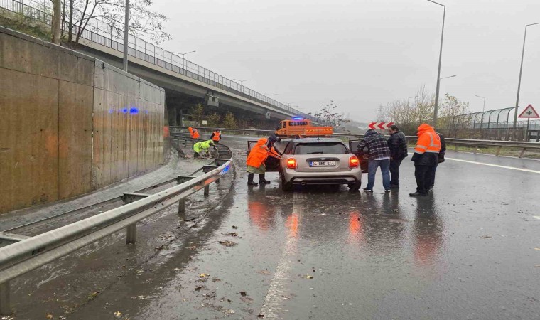 Kağıthanede sağanak yağış nedeniyle bir kadın sürücü su birikintisinde kaldı