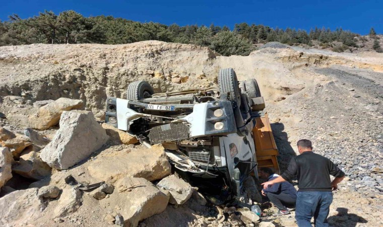 Kahramanmaraşta hafriyat kamyonu devrildi: 1 yaralı