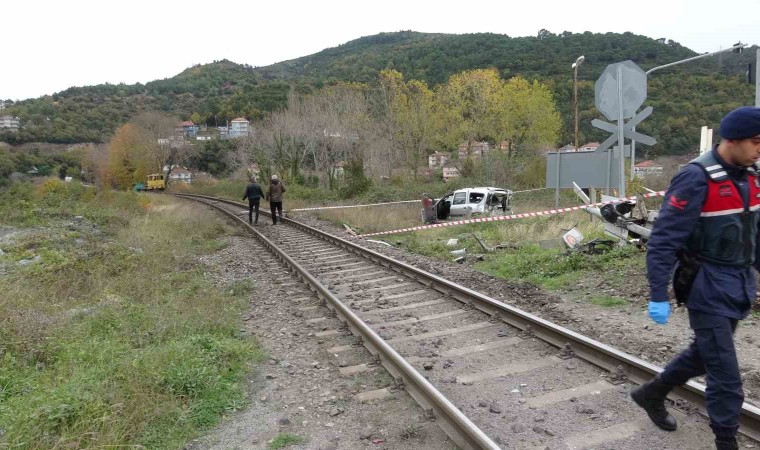 Kapalı bariyerden geçmek isteyen otomobile tren çarptı; 1i ağır 2 yaralı