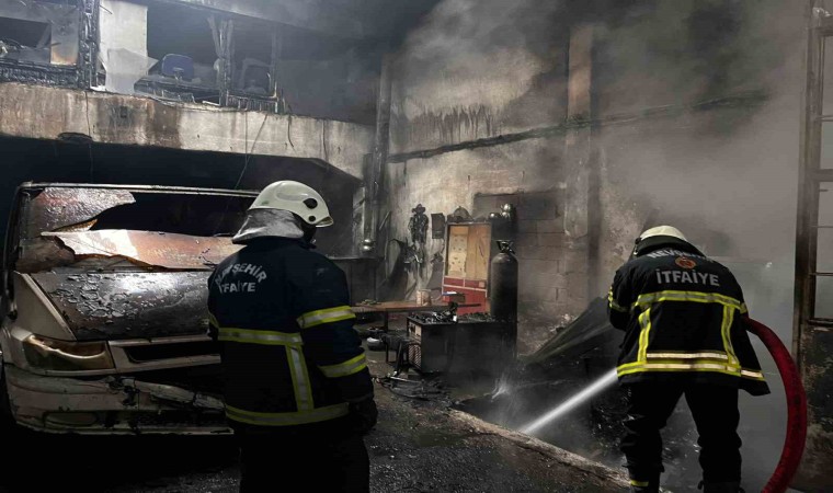 Kaporta dükkanında çıkan yangın büyük hasara neden oldu