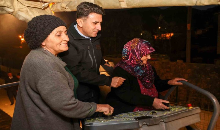 Kaptan koltuğundaki Narin ve Afiyet teyzeler köy yoluna ilk asfaltı döktü