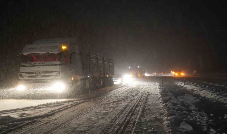 Kar yağışı Ilgaz Dağında trafiği kilitledi, araçlar yolda mahsur kaldı