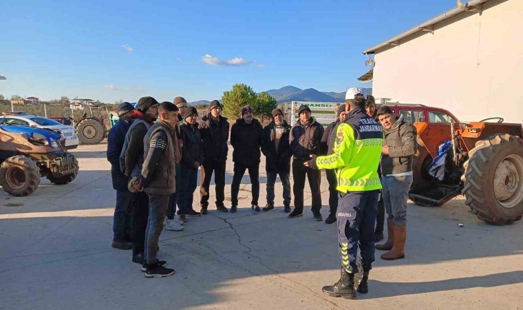 Karacasuda traktör sürücülerine reflektör eğitimi verildi