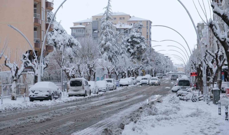 Karaman, mevsimin ilk karıyla beyaza büründü