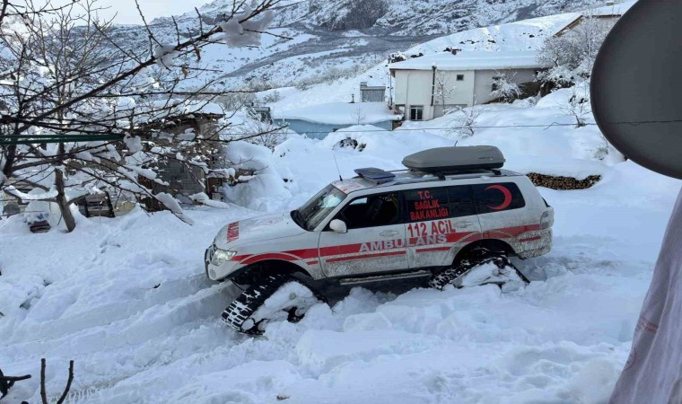 Karlı yolları aşan sağlık ekipleri yaşlı hastanın imdadına Hızır gibi yetişti