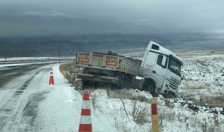 Karsta buzlanan yolda kayan tır şarampole düştü