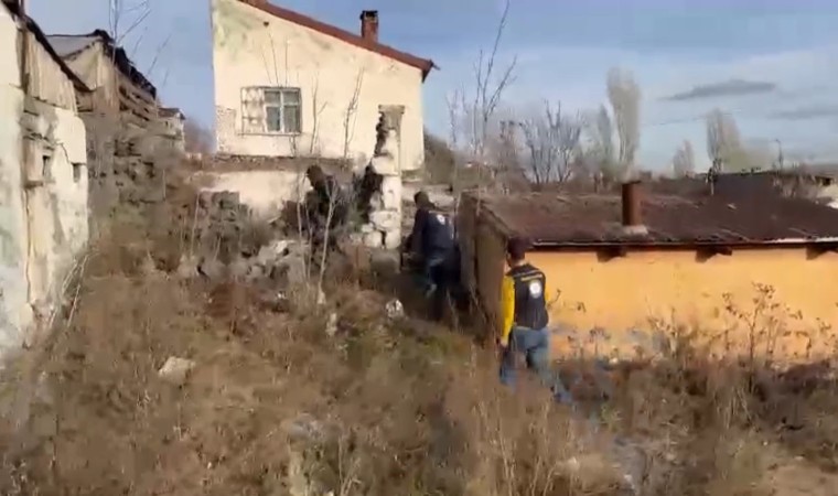 Karsta düzensiz göçmenler kaçtı, polis kovaladı