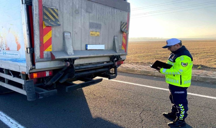 Karsta jandarmadan araçlara yönelik güvenlik uygulaması