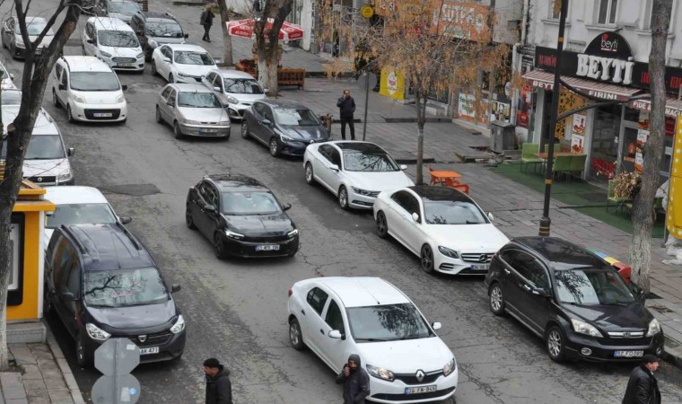 Karsta trafiğe kayıtlı araç sayısı 50 bine ulaştı: Park sorunu büyüyor