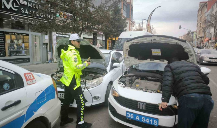 Karsta trafik polislerinden yürek ısıtan hareket