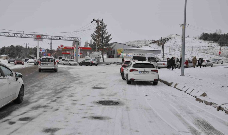 Karsta yollar buz pistine döndü