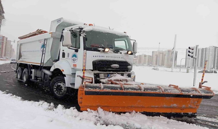 Kayseride kar temizleme ve tuzlama çalışması devam ediyor