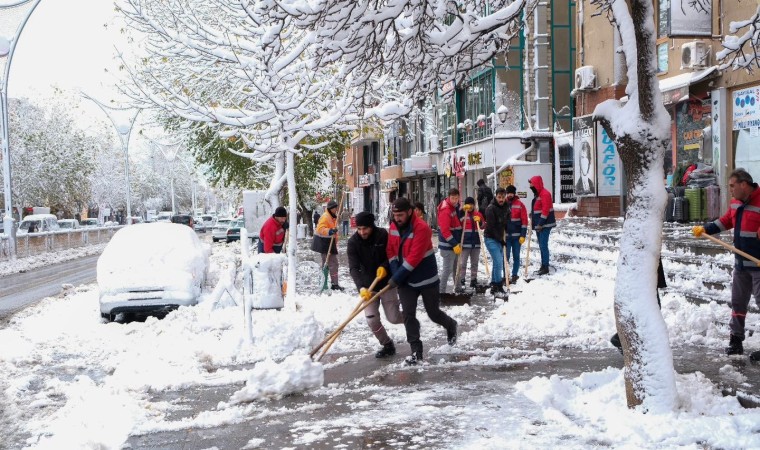 Kent merkezinde kar küreme çalışması yapıldı