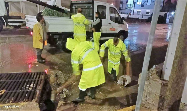 Kepezden su taşkınına karşı gece mesaisi