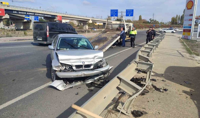 Keşanda demir bariyere çarpan otomobilin sürücüsü yaralandı