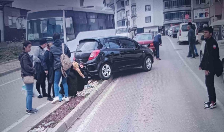 Keşanda el frenini çekmeyi unuttuğu otomobil kendisine çarptı