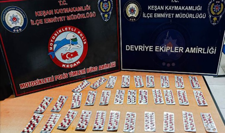 Keşanda polisin durdurduğu şüphelinin üzerinden 443 sentetik ecza ele geçirildi