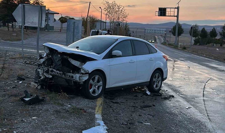 Kırıkkalede iki otomobil kafa kafaya çarpıştı: 2 yaralı