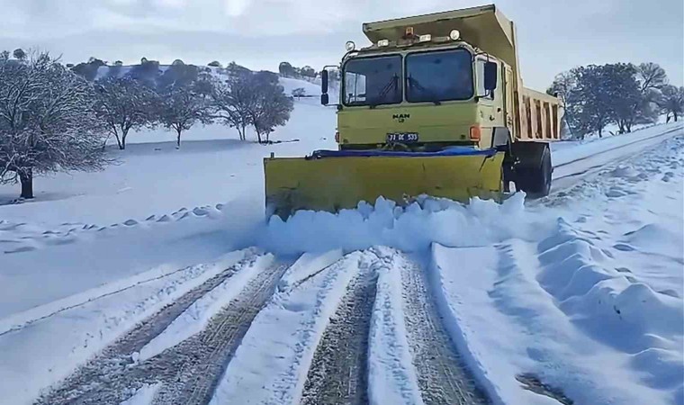 Kırıkkalede karla mücadele devam ediyor: Kapanan yollar ulaşıma açıldı