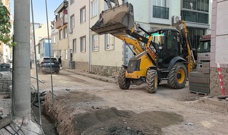 Kirli ayakkabılarını çıkarıp apartmana öyle girdi