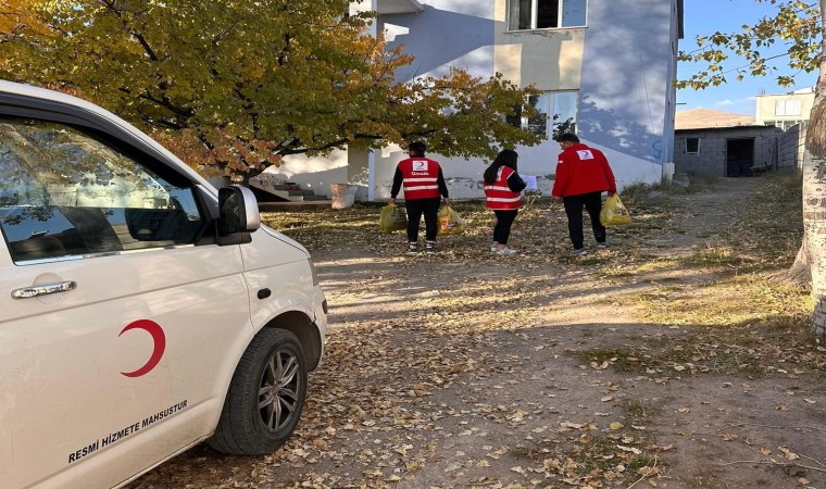 Kızılaydan ihtiyaç sahibi ailelere kıyafet ve gıda desteği