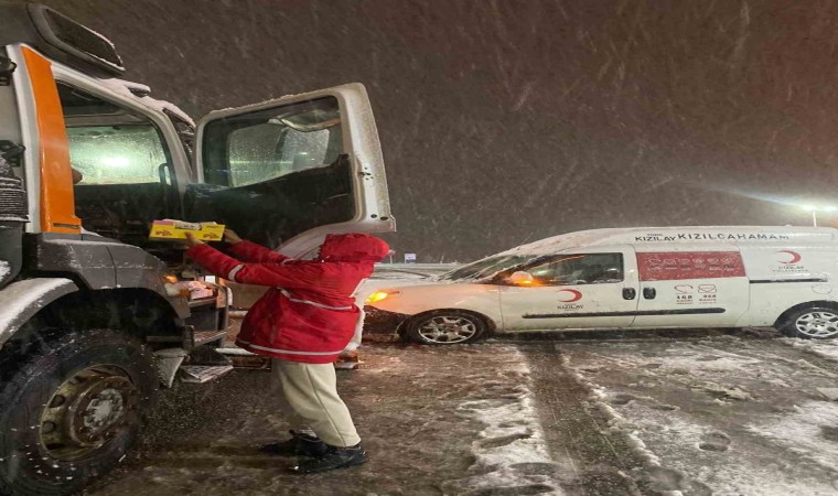 Kızılcahamamda kar mağdurlarına Kızılaydan sıcak çay ikramı