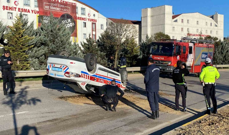 Kocaelide direğe çarpan jandarma aracı takla attı: 2 jandarma yaralı