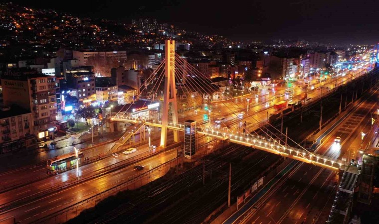 Kocaelide üst geçitler turuncuya büründü