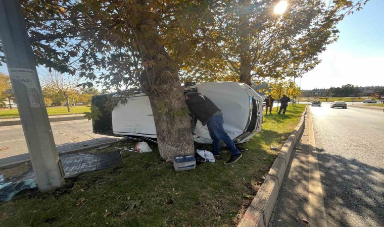 Kontrolden çıkan kamyonet refüje çıkıp devrildi: 2si ağır 5 yaralı