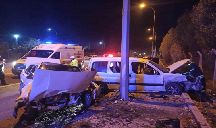 Konyada hafif ticari araç ile otomobil çarpıştı: 2 yaralı