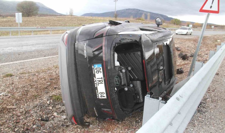 Konyada kontrolden çıkan cip takla atarak karşı şeride geçti: 3 yaralı