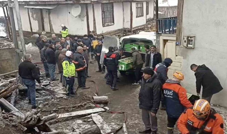 Küle dönen evdeki baba ve engelli oğlunun cansız bedenlerine ulaşıldı