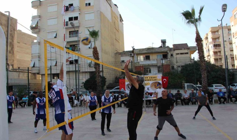 Kumlucada öğretmenler arası voleybol turnuvası düzenlendi