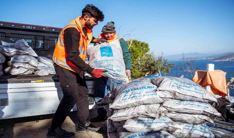 Kuşadası Belediyesinin yakacak yardımı başladı